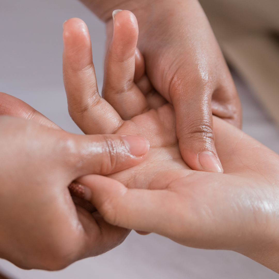 Apprendre à realiser un massage des mains à Poitiers