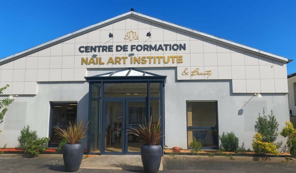 formation en extension de cils et prothesie ongulaire